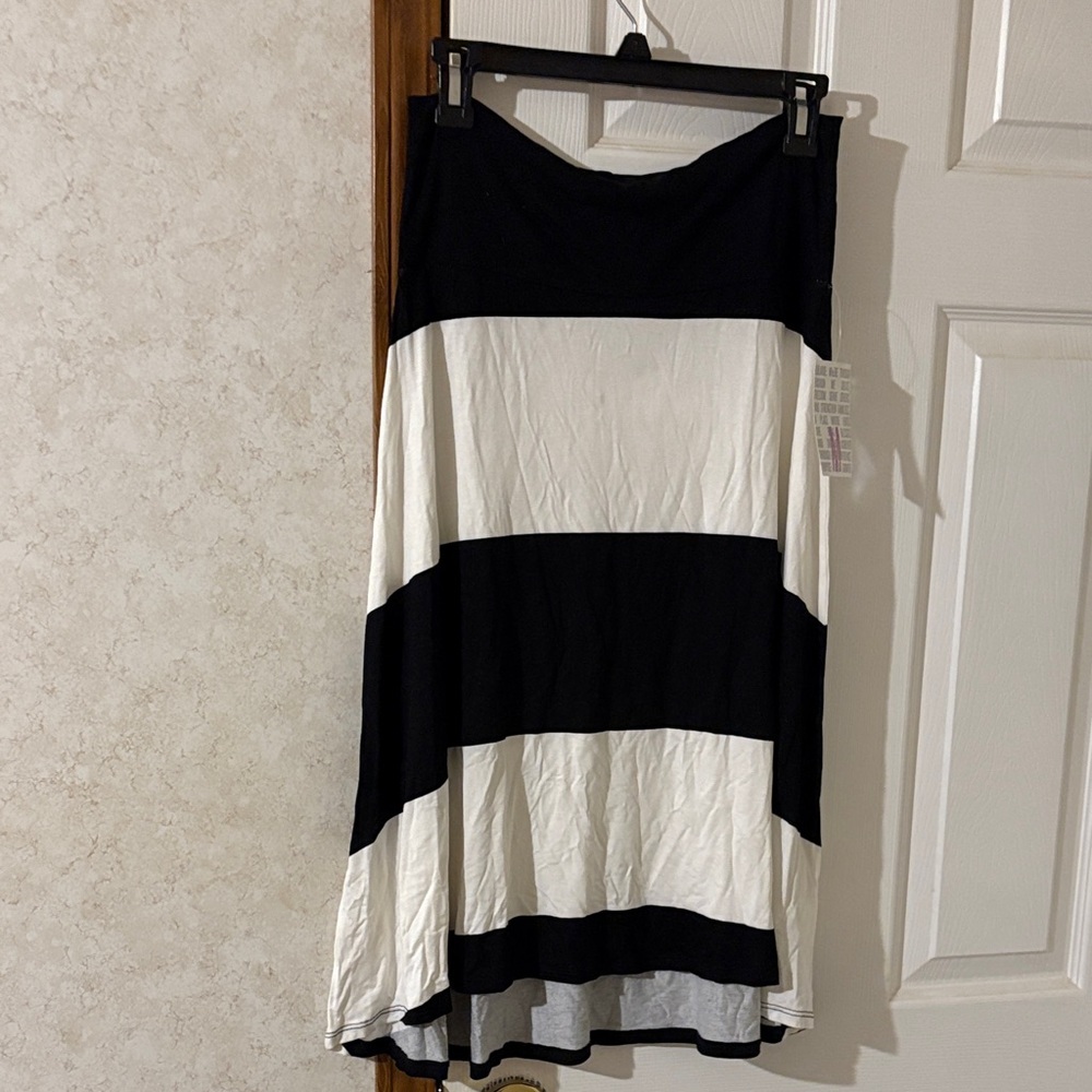 LuLaRoe Medium Black and White A-Line Skirt NWT.
